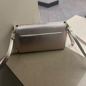 Clutch Chic Metallic Wristlet Clutch- Great Shape. Beautiful color. I ❤️it!